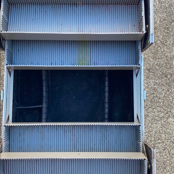 Vintage Metal Makeup Box - Picture 6 of 6